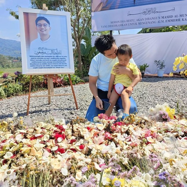 Kiano's Pants Become the Spotlight of Netizens, 8 Photos of Baim Wong Visiting the Grave of His Late Son Eril