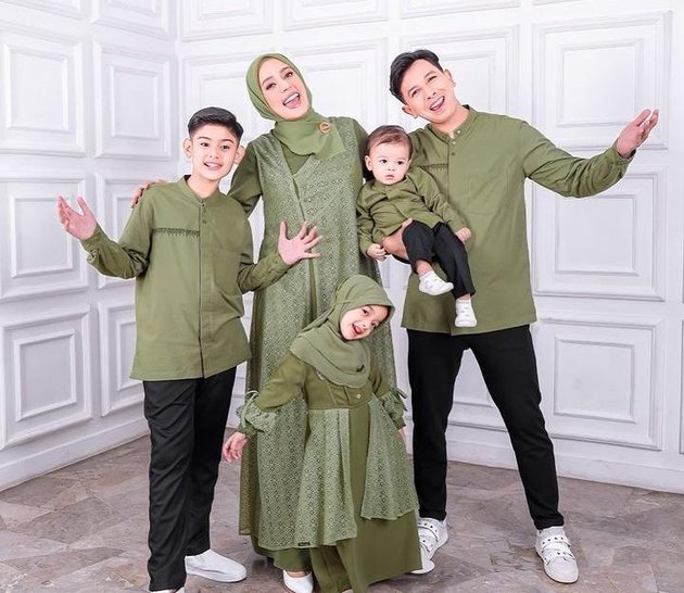 So Lovely! Here are 8 Coordinated Portraits of Fairuz A Rafiq's Harmonious Family that Often Appears in Matching Religious Outfits - Harmonious and Makes You Happy