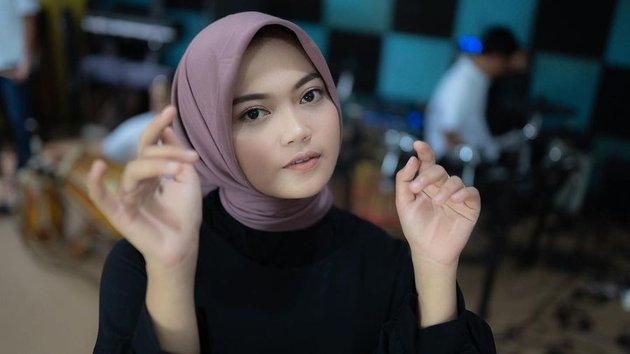 Her Style is No Less Than Lesti Kejora, 8 Photos of Revina Alvira, a Young Dangdut Singer from Sukabumi that Went Viral on Social Media