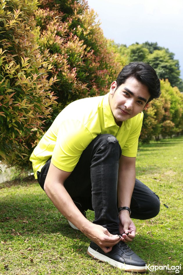 Bright! Series of Handsome Photos of Mahdy Reza Wearing Neon Yellow Shirt on the Set of 'BUKU HARIAN SEORANG ISTRI'
