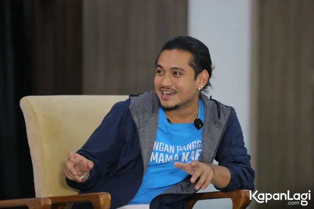Giorgino abraham tersenyum di depan media