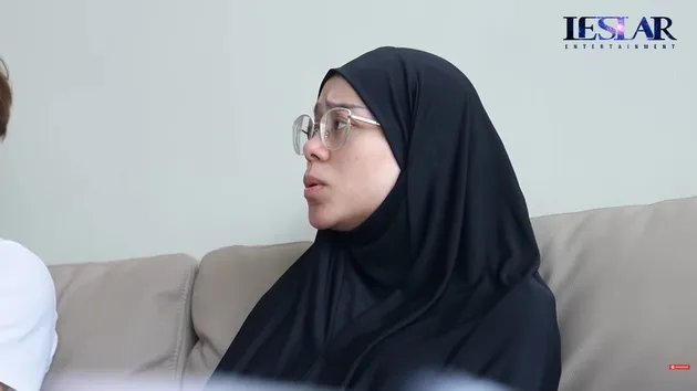 Lesti pakai hijab hitam di rumah