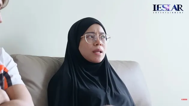 Hijab yang dipakai lesti kejora di rumah