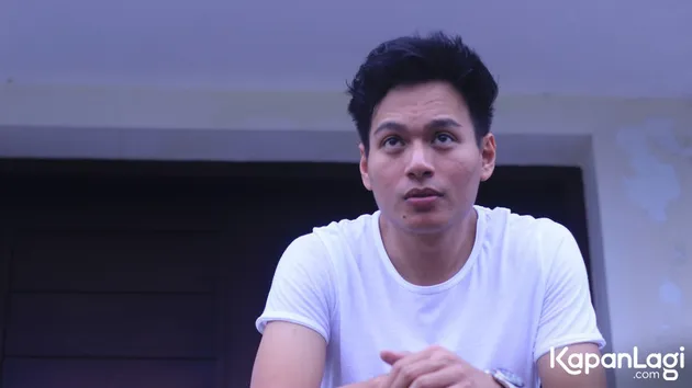 Awalnya tak pernah terpikir sama sekali di benak Rendy bisa menjadi bagian dari Sony Music Indonesia, karena keinginannya sendiri cukup sederhana yakni memproduksi albumnya sendiri yang semua pengerjaannya dilakukan di rumah, seperti beberapa musisi Indie lainnya.