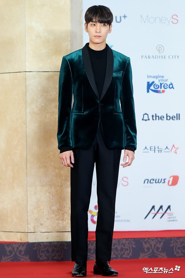 Pertama ada Choi Tae Joon yang memilih tampil berbeda di event Asia Artist Awards tersebut. Yup, bintang drama Suspicious Partner berpose dalam balutan busana serba hitam yang dipadu dengan jas beludru warna hijau emerald.