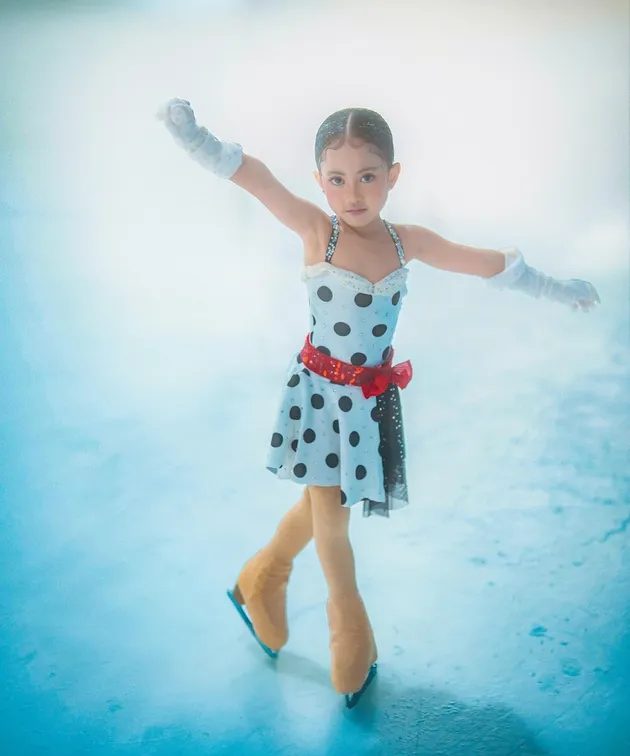 Chava pakai baju polkadot