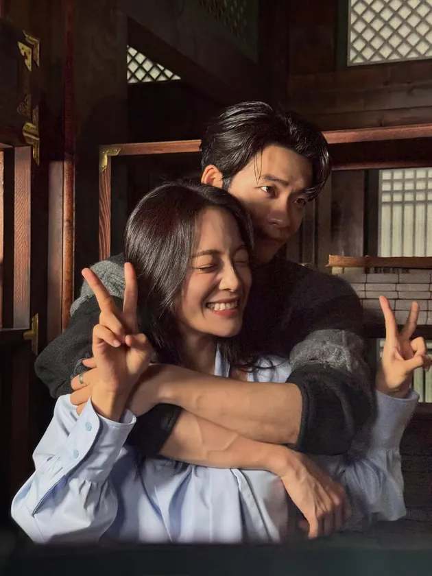 Kim Sejeong dan Kang Tae Oh Back Hug