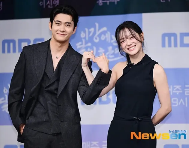 Kim Sejeong dan Kang Tae Oh Senyum