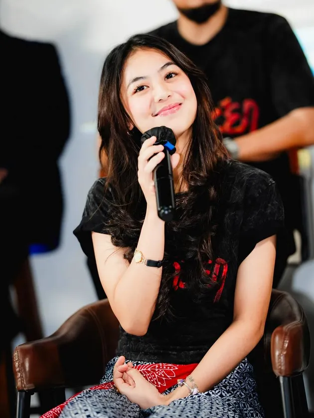 Azela putri di press conference