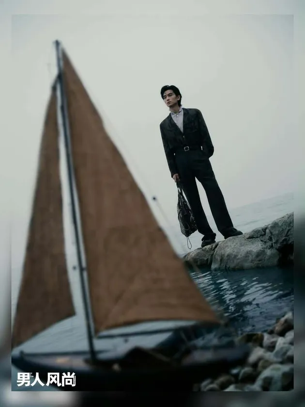 Chen Xiao berdiri di background