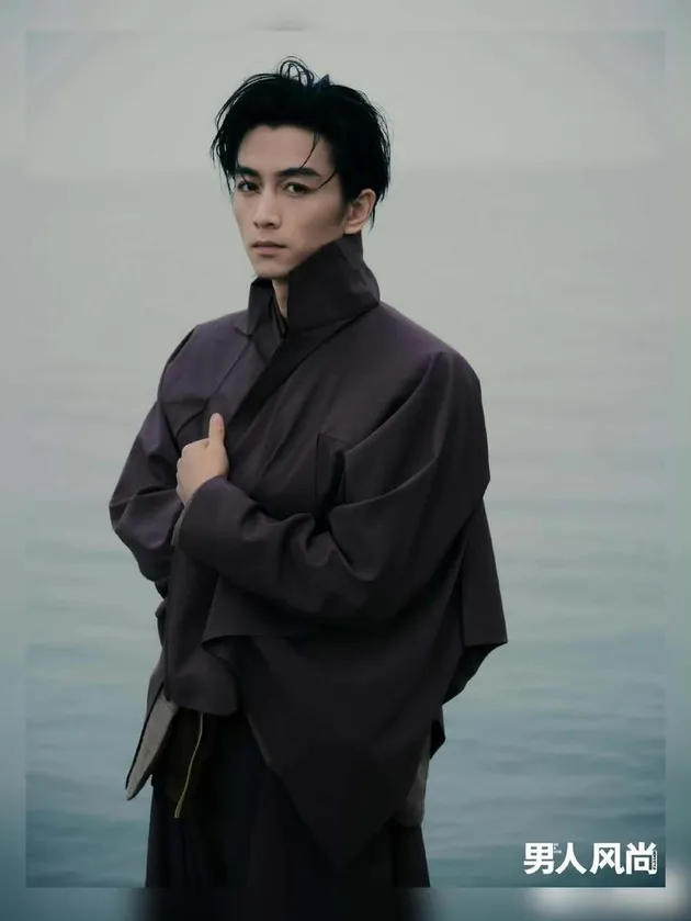 Chen Xiao memeluk diri sendiri