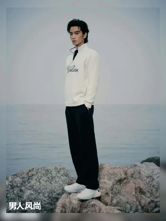 Chen Xiao berdiri menatap kamera