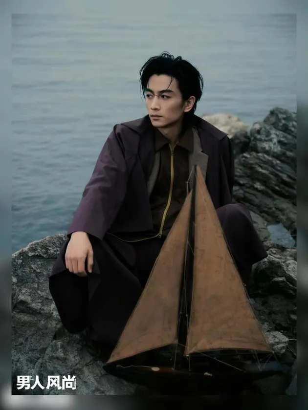 Chen Xiao duduk bersama properti kapal