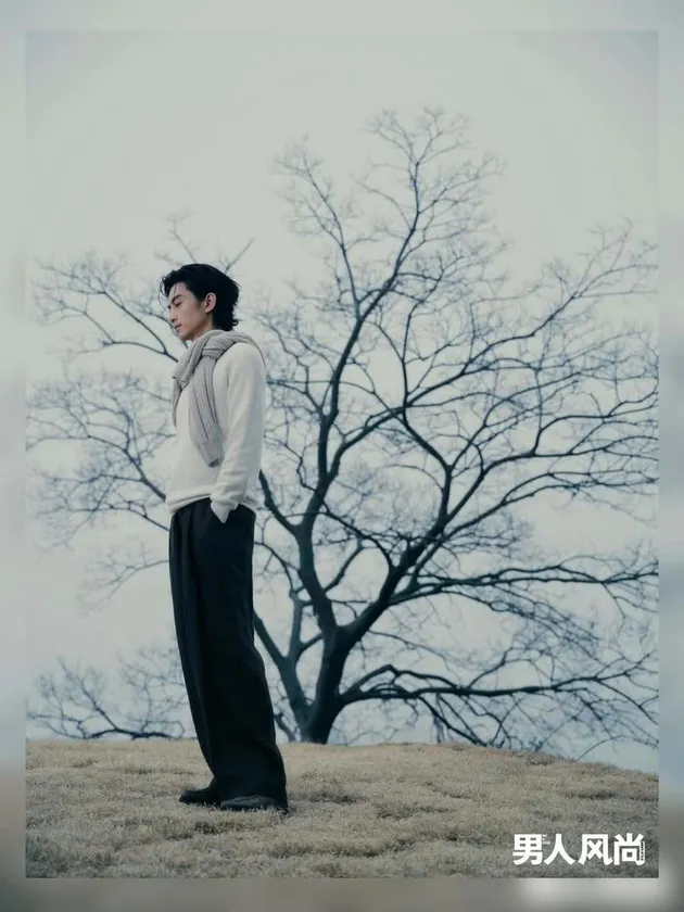 Chen Xiao berdiri di depan pohon