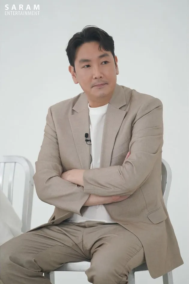 Cho Jin Woong Bersedekap