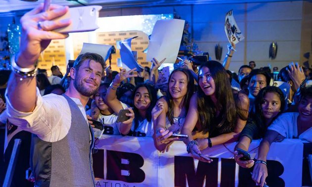 Fans Chris Hemsworth yang kebanyakan adalah para perempuan punya satu misi utama malam itu. Selfie bersama Chris.