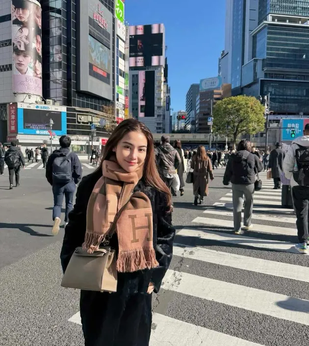 Cindy Rizap pakai syal Hermes