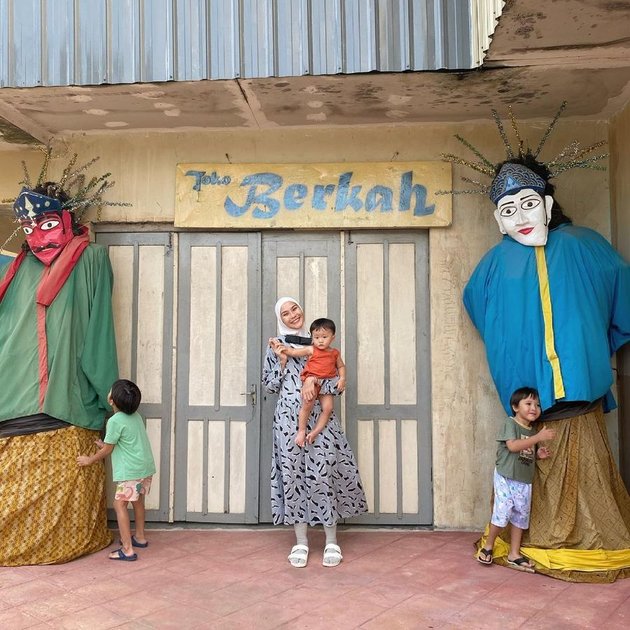 Love for Our Own Culture, 9 Pictures of Bhai Kaba, Zaskia Adya Mecca's Son, Enjoying Playing Ondel-Ondel and Ogoh-Ogoh