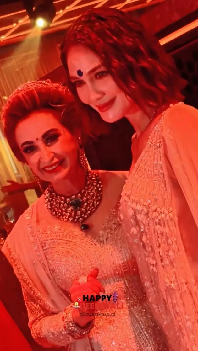 Rakhee Punjabi dan Luna Maya di pesta Diwali