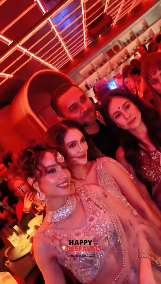 Cinta Laura jumpa Luna Maya di pesta Diwali