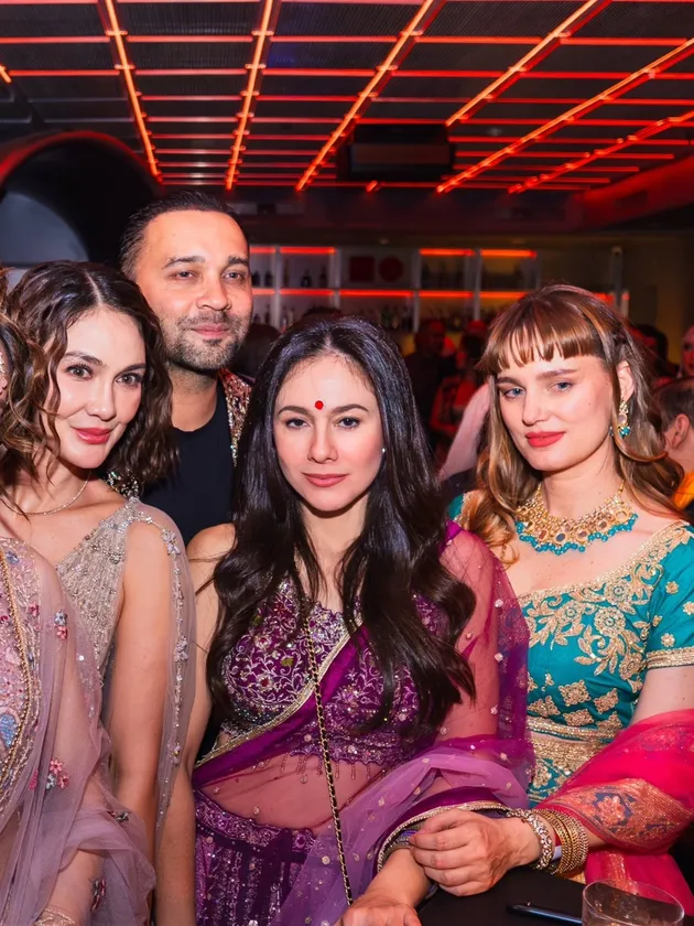 Luna Maya dan Wulan Guritno di pesta Diwali