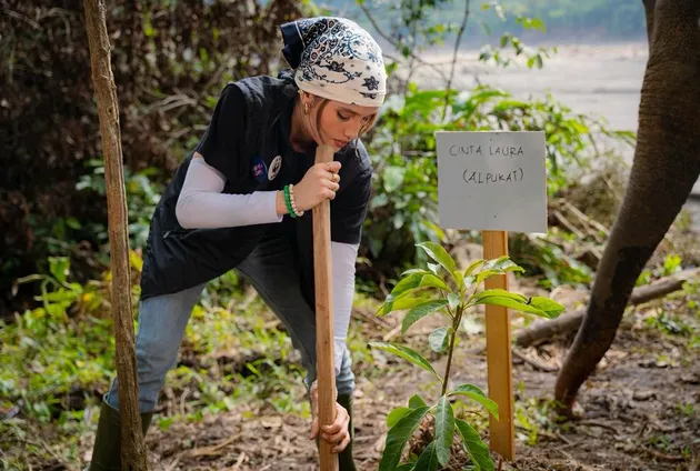 Cinta Laura Menanam Pohon Alpukat