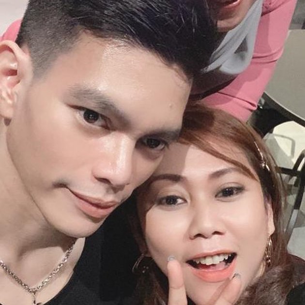 Love Doesn't Judge Physical Appearance, 8 Sweet Photos of El Ibnu, Elkasih's Vocalist, and His Rekindled Lover After 10 Years Apart