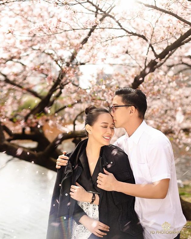Cium Mesra di Bawah Hujan Bunga Sakura Yuanita Suami 