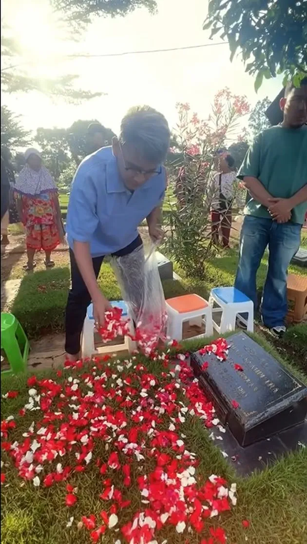 Ruben Onsu Ziarah ke Makam Olga 