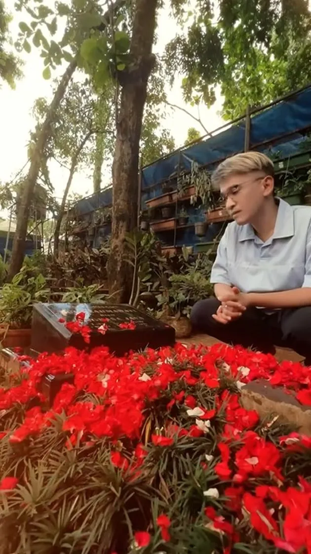 Ruben Onsu Ziarah ke Makam Olga 