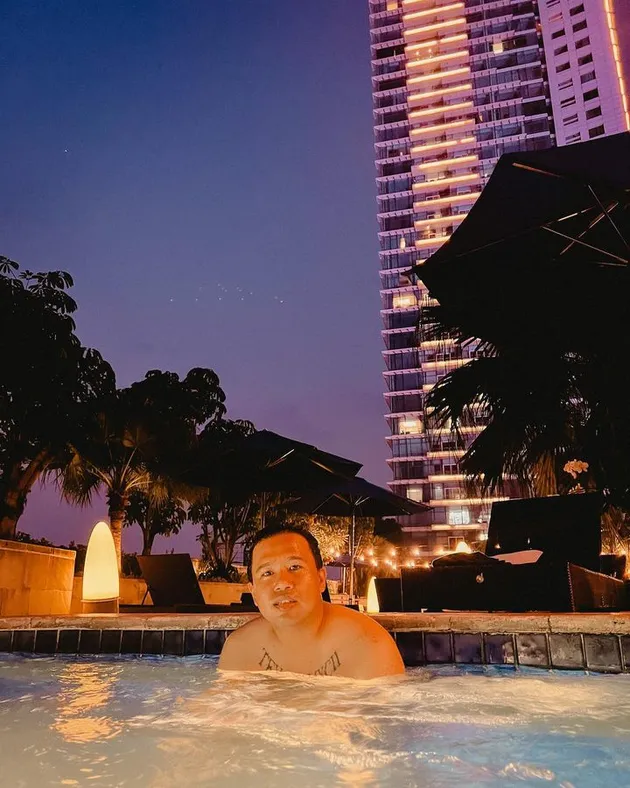 Clairine Clay - Joshua Mesra di Jacuzzi