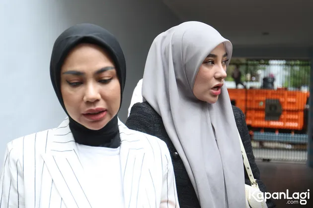 Clara Shinta pakai kerudung abu-abu