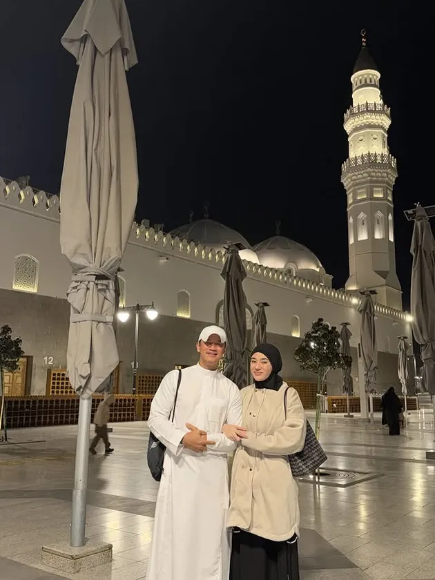 Clara shinta umrah sama suami