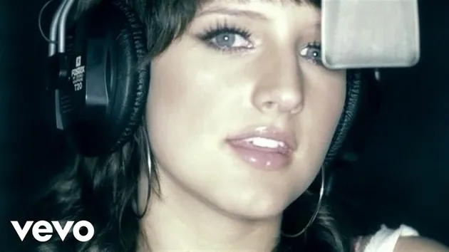 Diawali dengan biggest hit Ashlee Simpson, Pieces of Me. Bukan cuma menunjukkan karakter vokalnya yang unik, lagu ini juga benar-benar terasa sangat catchy di telinga.