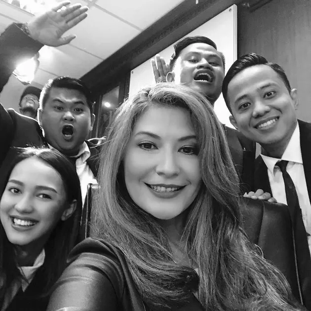 Tamara pun memamerkan keseruannya bersama para cast dan kru film melalui akun Instagram. Tampak ia tengah berpose dengan para jebolan Stand Up Comedy Indonesia.