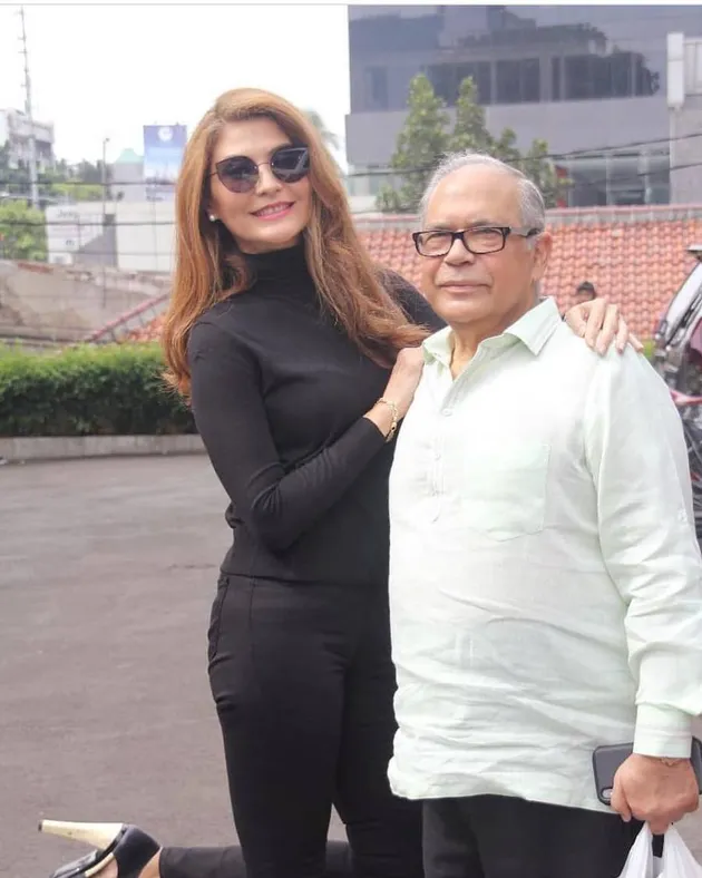 Dibawah naungan rumah produksi MD Pictures, film berjudul BODYGUARD UGAL-UGALAN tersebut akan segera tayang di tahun 2018. Tak ingin melewatkan momen, Tamara turut berpose dengan Pak Dhamoo Punjabi selaku produser.