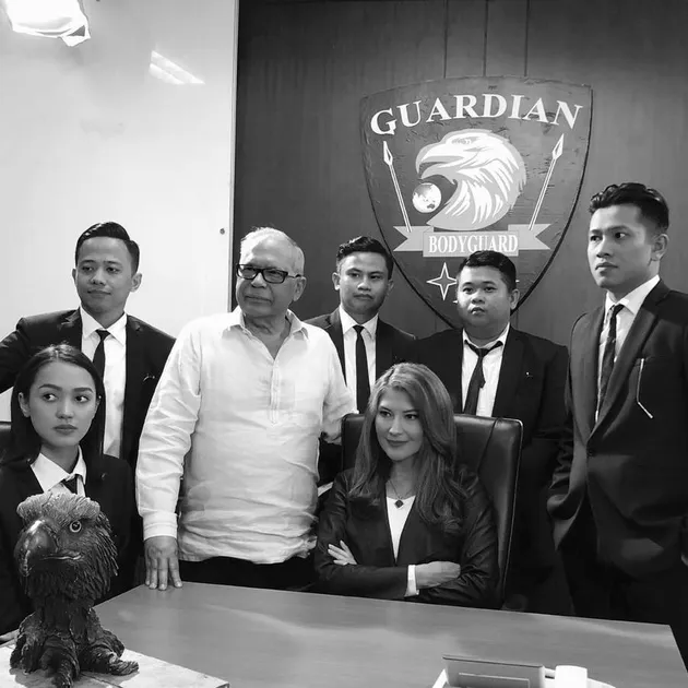 Berkumpul bersama dalam sebuah ruangan dengan dinding bertuliskan bodyguard, Tamara dikelilingi oleh pria dan wanita yang tampak gahar mengenakan jas. Wah, apakah di film terbarunya nanti ia akan berperan sebagai bos bodyguard yang cantik?