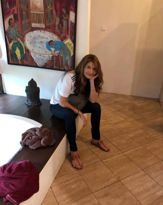 Meski harus menunggu giliran, tak selamanya proses syuting berlangsung menjemukan. Dengan sedikit kreativitas, Tamara menjadikan kamar mandi sebagai ruang tunggu.