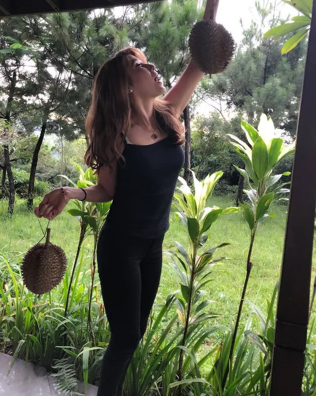 Sebagai pecinta durian sejati tentu Tamara tak ingin melewatkan kesempatan untuk menikmati buah legit tersebut di kala break syuting.