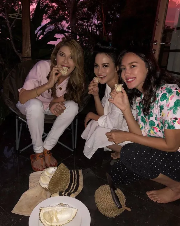 Yum! Tamara tampak menikmati sekali buah durian yang sudah dibelah. Di syuting hari ketiga tersebut, ia juga ditemani oleh Ririn Ekawati dan Melayu Nicole.