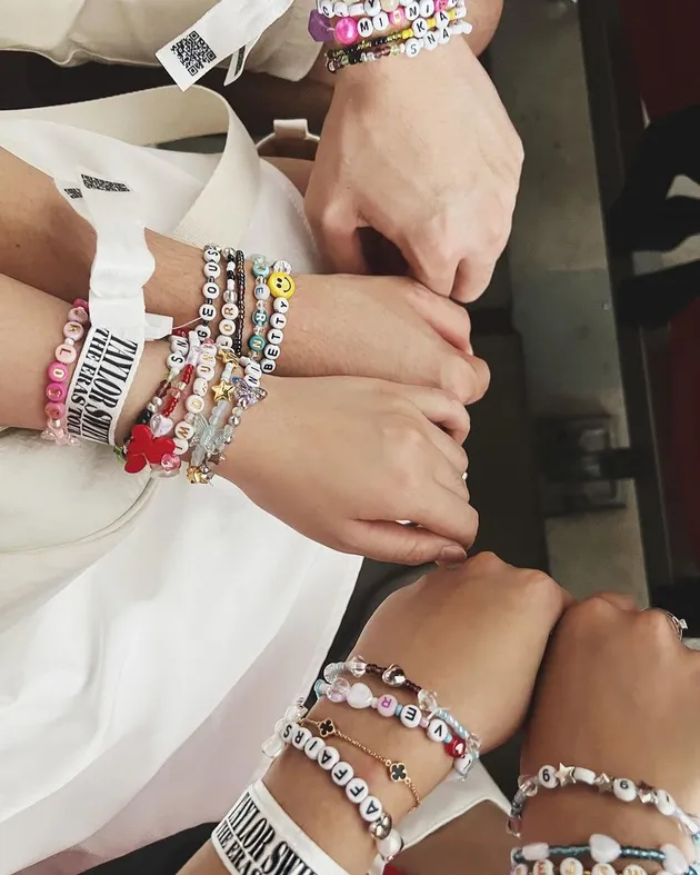 Potret Hanggini &amp; Luthfi Aulia Saat Hadiri Konser Taylor Swift