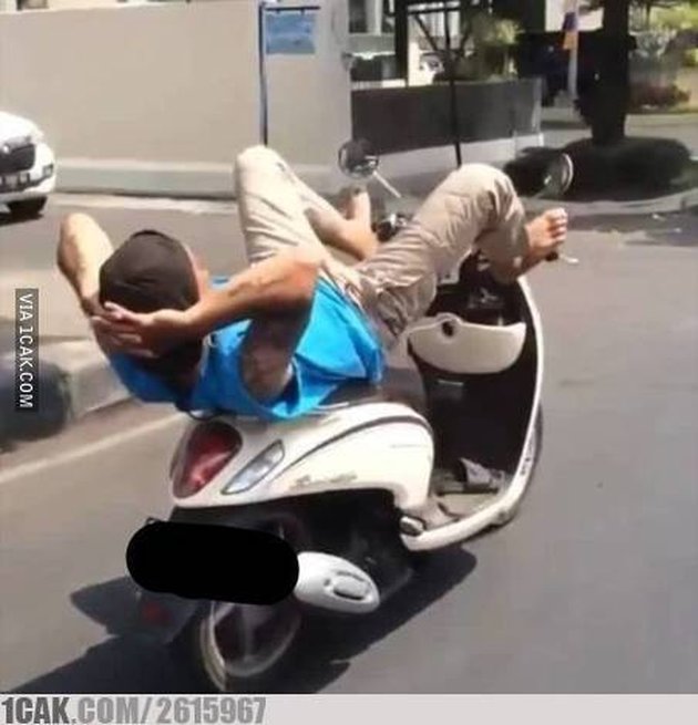 Only in Indonesia, 8 Photos of People's Behavior While Riding These Vehicles Are Extremely Dangerous!