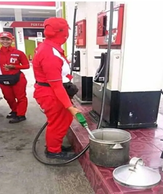 Momen kocak di SPBU Indonesia