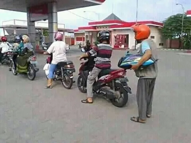 Momen kocak di SPBU Indonesia
