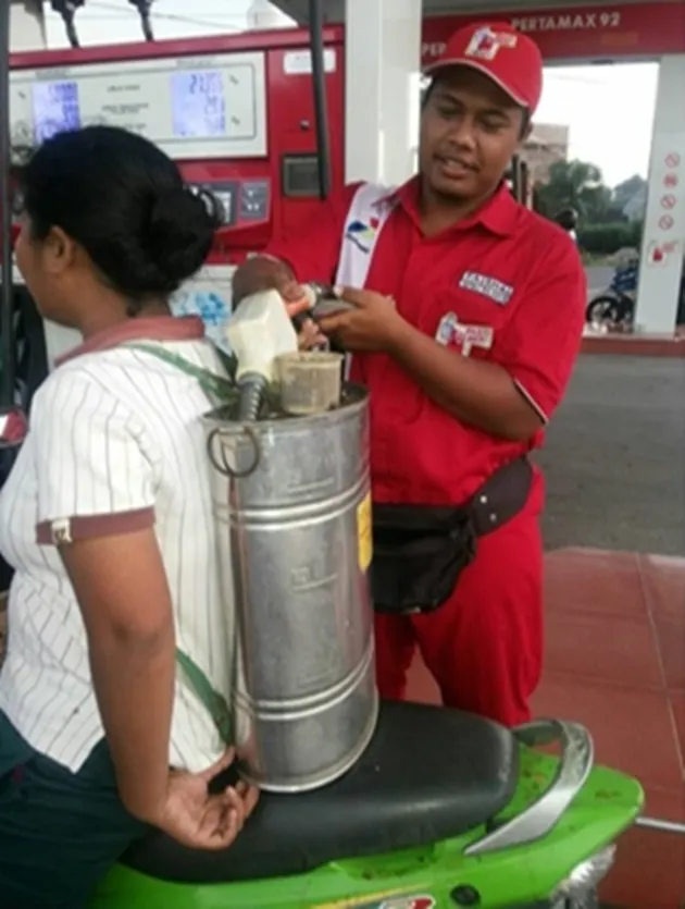 Momen kocak di SPBU Indonesia