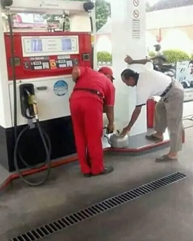 Momen kocak di SPBU Indonesia