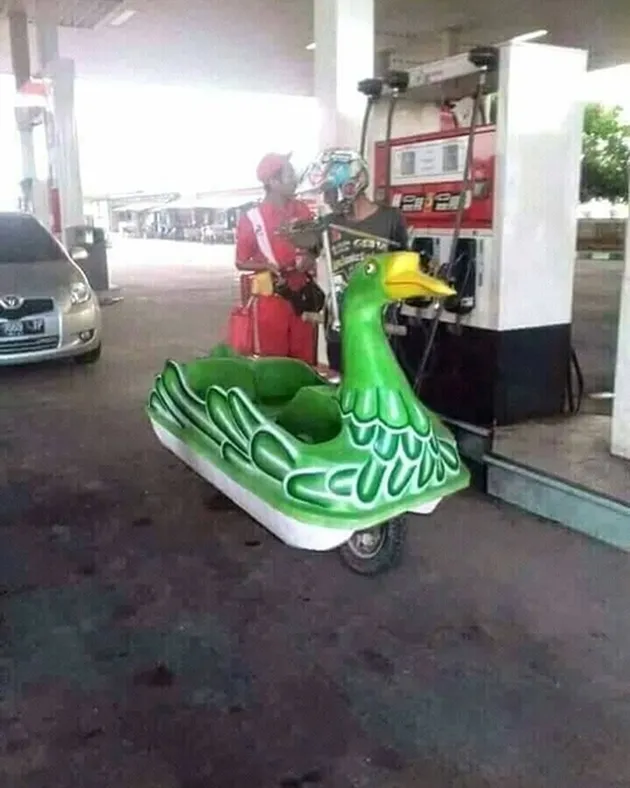 Momen kocak di SPBU Indonesia