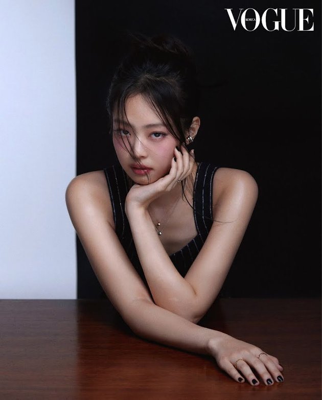 Cuma Jennie BLACKPINK yang bisa bikin fans menggila dengan hanya berpose sambil duduk seperti yang terlihat dalam salah satu photoshoot-nya bersama Vogue Korea. Sorot matanya yang satu ini tajam banget!