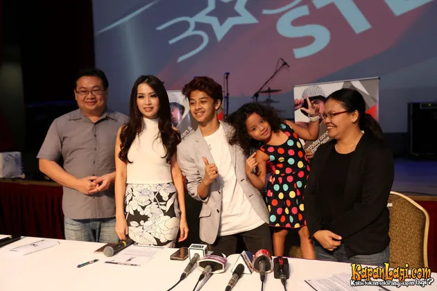 Romaria tampak sangat bersemangat saat menemani sang kakak memperkenalkan single barunya pada publik. Sadar kamera banget ya?