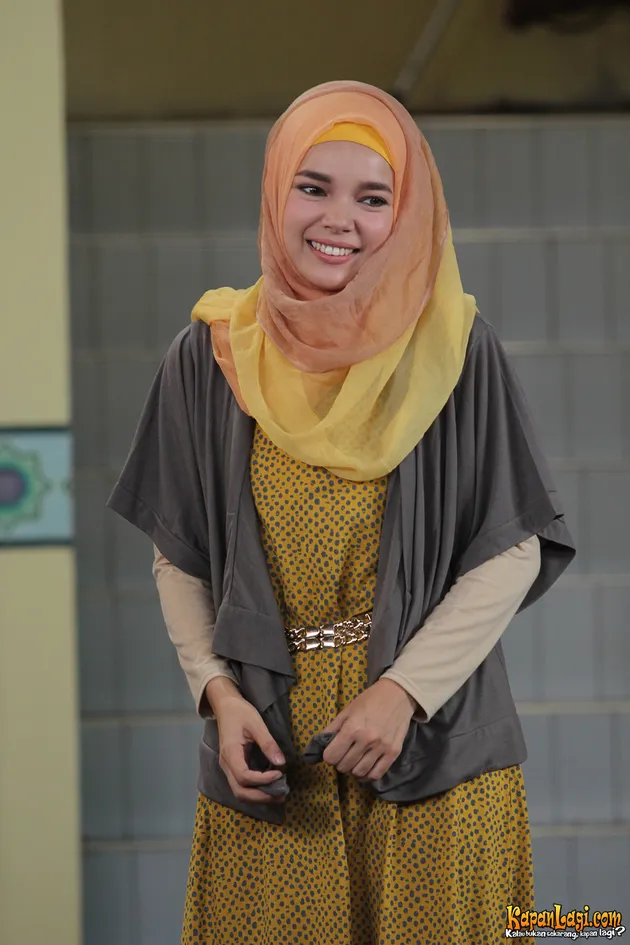 CANTIKNYA HIJAB WARNA PASTEL DEWI SANDRA SAAT SYUTING CHSI 